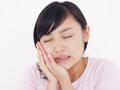 歯周病は、細菌が歯ぐきなどの歯を支える組織を破壊していく感染症です